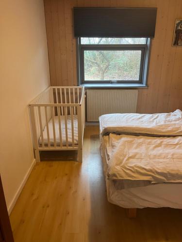 a small room with two beds and a window at Hus nær stranden in Løkken