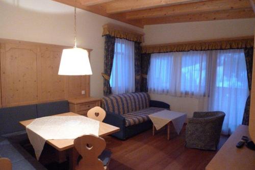 Area soggiorno di Family and Wellness Residence Ciasa Antersies