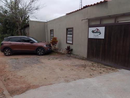 a car parked in front of a house at Villa a arte de Minas in Tiradentes