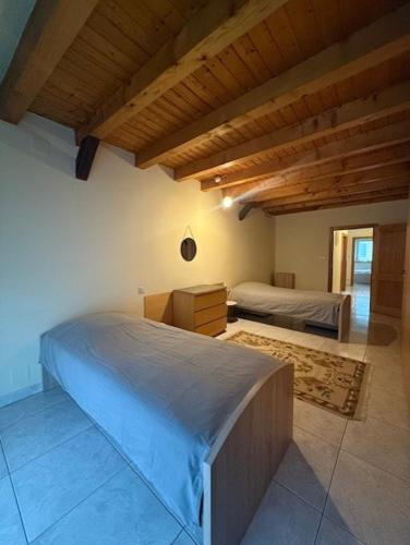 une chambre avec deux lits et un plafond en bois dans l'établissement a cozy and quiet home, à Oberhausbergen