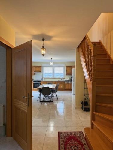 un couloir d'une maison avec un escalier et une cuisine dans l'établissement a cozy and quiet home, à Oberhausbergen