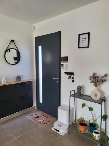 une chambre avec une porte noire et une étagère avec des plantes dans l'établissement Maison au pied du Mont Ventoux, à Saint-Pierre-de-Vassols