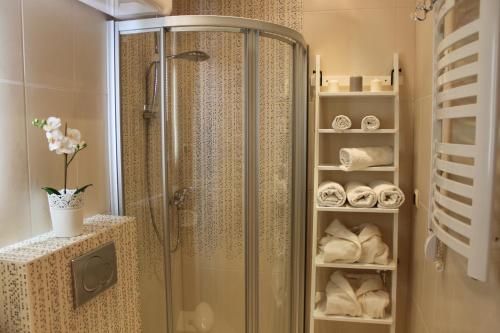 un bagno con doccia e asciugamani di Carmen Apartment a Cracovia