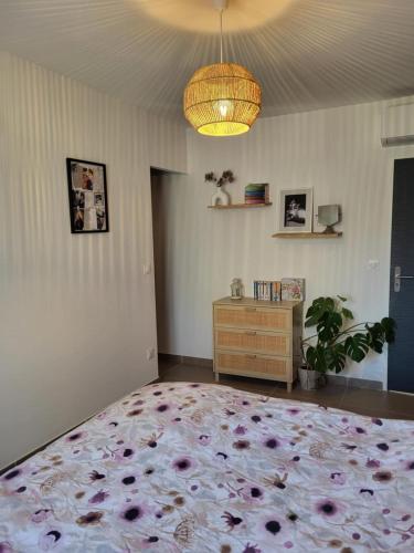 - une chambre avec un lit, une commode et une lampe dans l'établissement Maison au pied du Mont Ventoux, à Saint-Pierre-de-Vassols