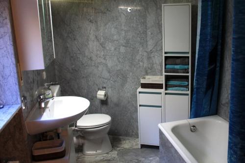 Un baño con lavabo, inodoro y bañera. en Rosi's Kuschelapartment, en Geisenheim