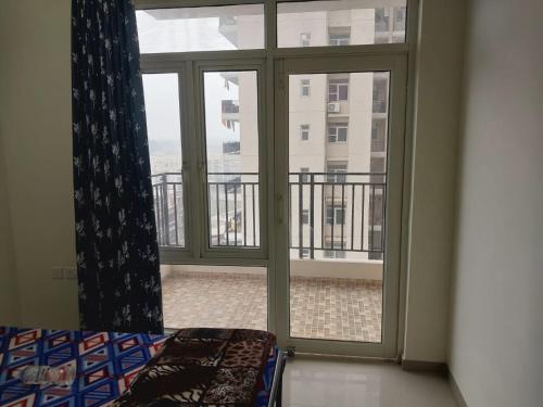 Ένα ή περισσότερα κρεβάτια σε δωμάτιο στο 2BHK Sungam Facing apartment