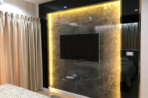 TV a/nebo společenská místnost v ubytování 51 Suanplu Residence