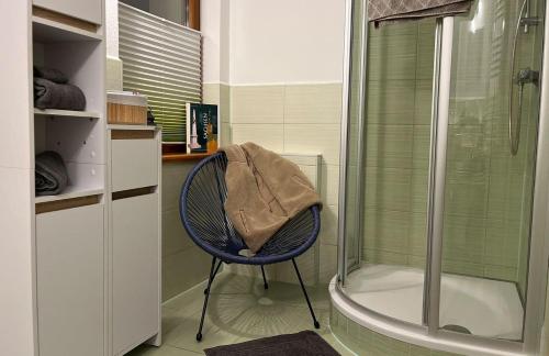 een blauwe stoel met een zak erop in de badkamer bij Spreequartier in Malschwitz