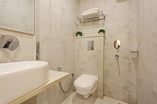 Koupelna v ubytování Hotel Aman Imperial Just a Minute Away From New Delhi Railway Station and Connaught place