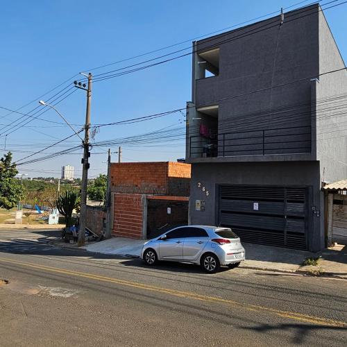 a silver car parked in front of a building at Loft 14 espaço inteiro segundo andar com ar condicionado e garagem in Salto