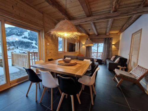 une salle à manger avec une grande table et des chaises en bois dans l'établissement Lodge alpin chaleureux, 4 chambres, 10 pers, parking, terrasse, Arêches-Beaufort - FR-1-342-330, à Beaufort