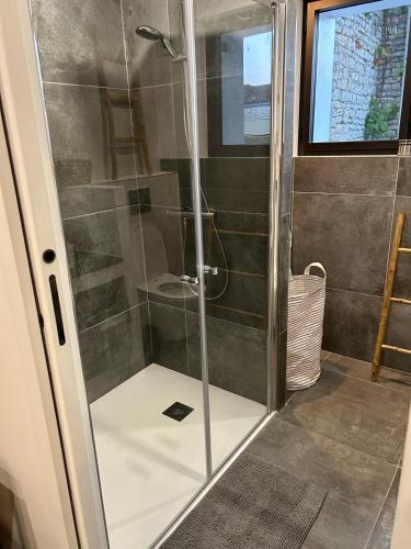 une douche avec une porte vitrée dans une salle de bain dans l'établissement Spa Village Heart, Near Sea, Charming, Spa May-Sep, au Bois-Plage-en-Ré