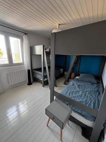 une chambre avec deux lits superposés dans une pièce dans l'établissement Spa Village Heart, Near Sea, Charming, Spa May-Sep, au Bois-Plage-en-Ré
