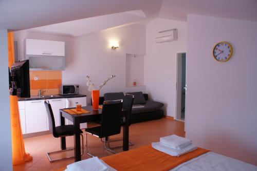 Kuchyňa alebo kuchynka v ubytovaní Apartments Villa Rosina