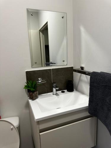 Bilik mandi di Sarona Studio Apartment A207