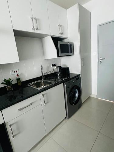 Dapur atau dapur kecil di Sarona Studio Apartment A207