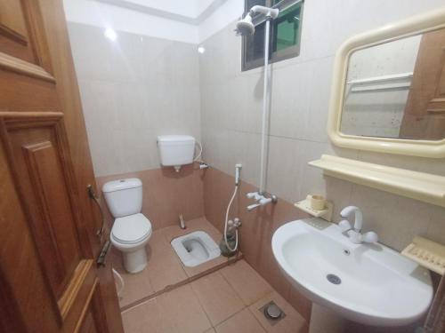 Ένα μπάνιο στο AL-AMARAT HOTEL Saddar