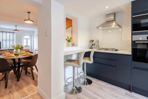 Η κουζίνα ή μικρή κουζίνα στο Modern 2 Bed House in Rainham, Kent - Central Location