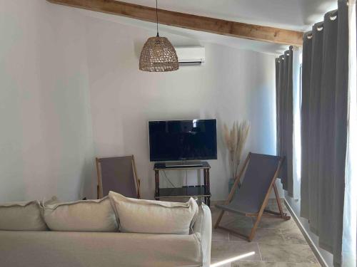 un salon avec un canapé et deux chaises dans l'établissement Vacances face au Luberon, à Robion