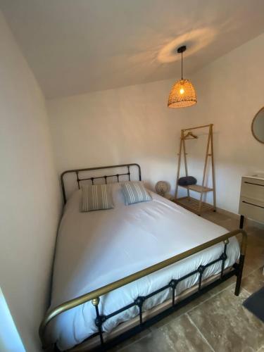 - une chambre avec un lit, une lampe et une commode dans l'établissement Vacances face au Luberon, à Robion