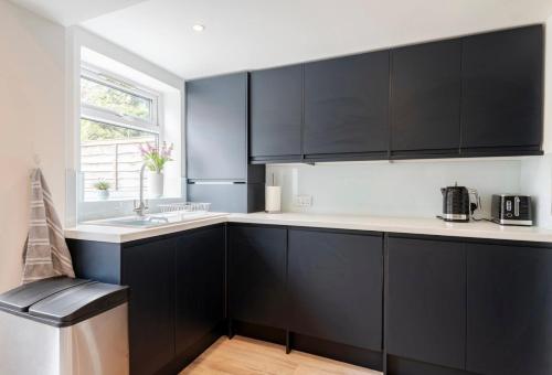 Η κουζίνα ή μικρή κουζίνα στο Modern 2 Bed House in Rainham, Kent - Central Location
