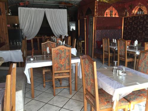 une salle à manger avec des tables et des chaises dans un restaurant dans l'établissement Hotel Relais Sud, à Valence