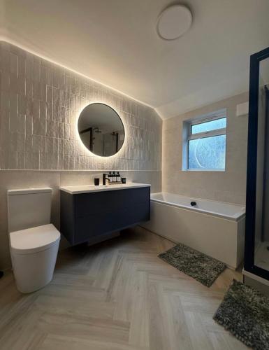 Ένα μπάνιο στο Modern 2 Bed House in Rainham, Kent - Central Location
