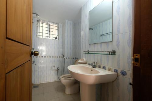 Ένα μπάνιο στο 'Uttara Oasis' Luxury Apartment
