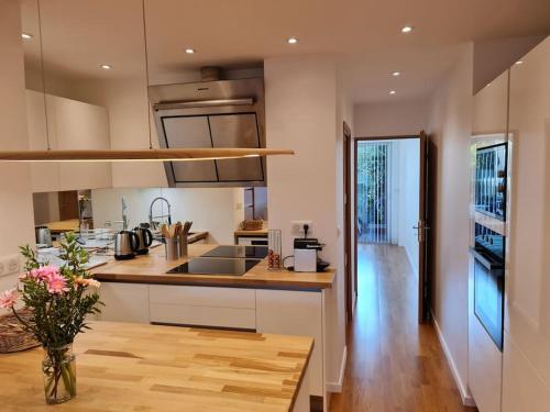 une cuisine avec un évier et un plan de travail dans l'établissement Superbe 3 pièces rénové au cœur du Cap d'Antibes, à Antibes