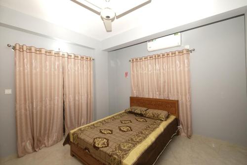 Llit o llits en una habitació de Bashundhara Serenity Suites