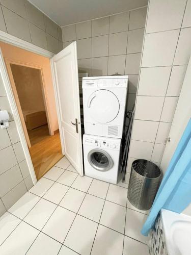 - un lave-linge et un sèche-linge dans une petite salle de bains dans l'établissement Magnifique Grand appartement Near Basel Parking privée, à Saint-Louis