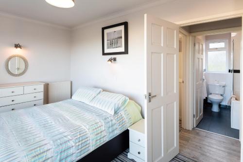 una camera con letto e un bagno con servizi igienici di Woolacombe Beach Retreat Apartments a Woolacombe