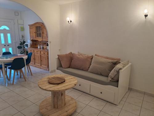 a living room with a couch and a table at Le Terminus, Proche gare et centre-ville in Amboise