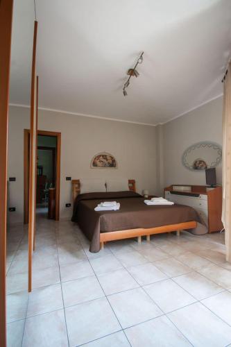 a bedroom with a bed in a room with at RiHome La Dimora del Rione Serra in Rogliano