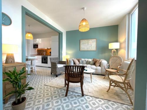 un salon avec un canapé et une table dans l'établissement Côte Ouest, à Fécamp