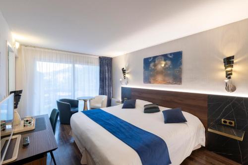 Postel nebo postele na pokoji v ubytování Logis Hotel Arc En Ciel