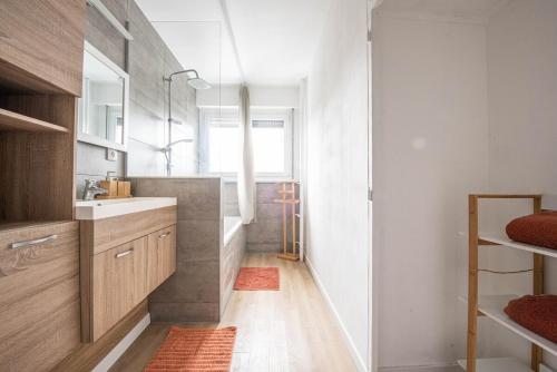 une salle de bain avec un lavabo et une douche dans l'établissement Beautiful apartment in downtown Schuman, à Mulhouse