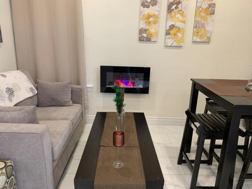 Una televisión o centro de entretenimiento en Enjoy the Hot Tub while staying close to Caesars, Riverfront, Downtown & Dining!