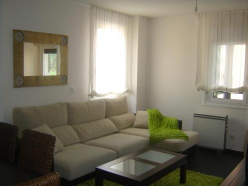 sala de estar con sofá y mesa en Apartamento Viveiro, Terraza, 2 dormitorios 2 baños, piscina, parking, tenis, en Jove (Xove)