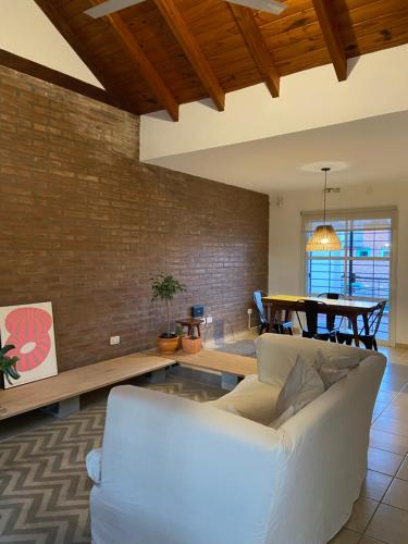 Una sala de estar con un sofá blanco y una mesa. en La Florida Departamentos, en Jesús María