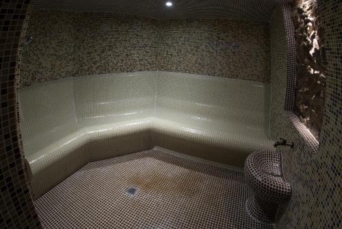 ein Bad mit Badewanne und WC in der Unterkunft Hotel Manastir Berovo in Berovo