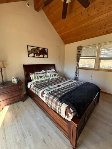Sequoia River Front Cabinsにあるベッド