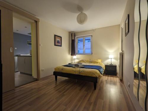 une chambre avec un lit au milieu d'une pièce dans l'établissement La Petite Forge, à Krautergersheim