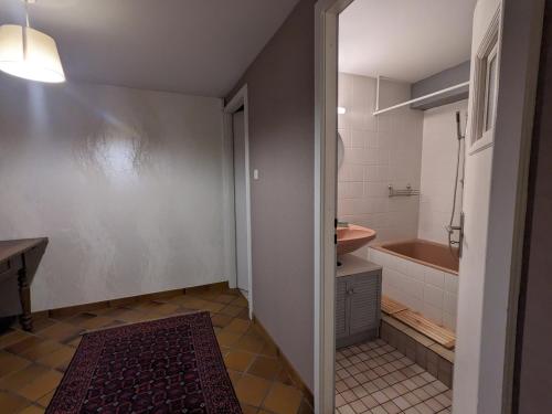 une salle de bain avec un lavabo, des toilettes et une baignoire dans l'établissement La Petite Forge, à Krautergersheim