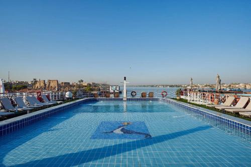 Bazén v ubytování NILE CRUISE ROYAL QUEEN I every Wednesday from ASWAN 3 nights & every Saturday from LUXOR 4 nights nebo v jeho okolí