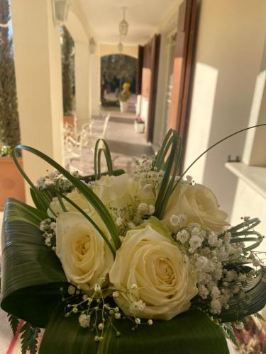 a bouquet of white roses sitting on a table at Boutique Hotel San Giovanni in San Giovanni in Persiceto