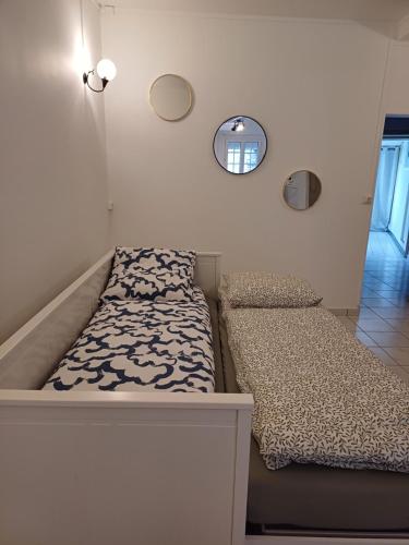 a small bedroom with a bed and a tub at Le Terminus, Proche gare et centre-ville in Amboise