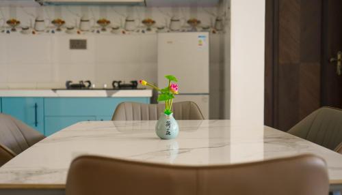 MasakaにあるN-K Apartmentの花瓶付白テーブル