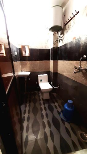 a bathroom with two sinks and a toilet in a room at Gladden Villa in Udaipur