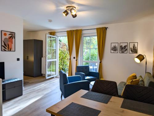 a living room with a table and chairs at Moderne Ferienwohnung in ruhiger idyllischer Lage 2 plus 2 Personen möglich in Plauen